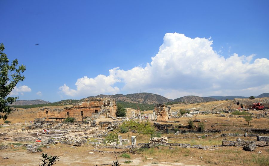 Rovine romane antiche di Hierapolis accanto alle terrazze di travertino di Pamukkale vicino a Denizli