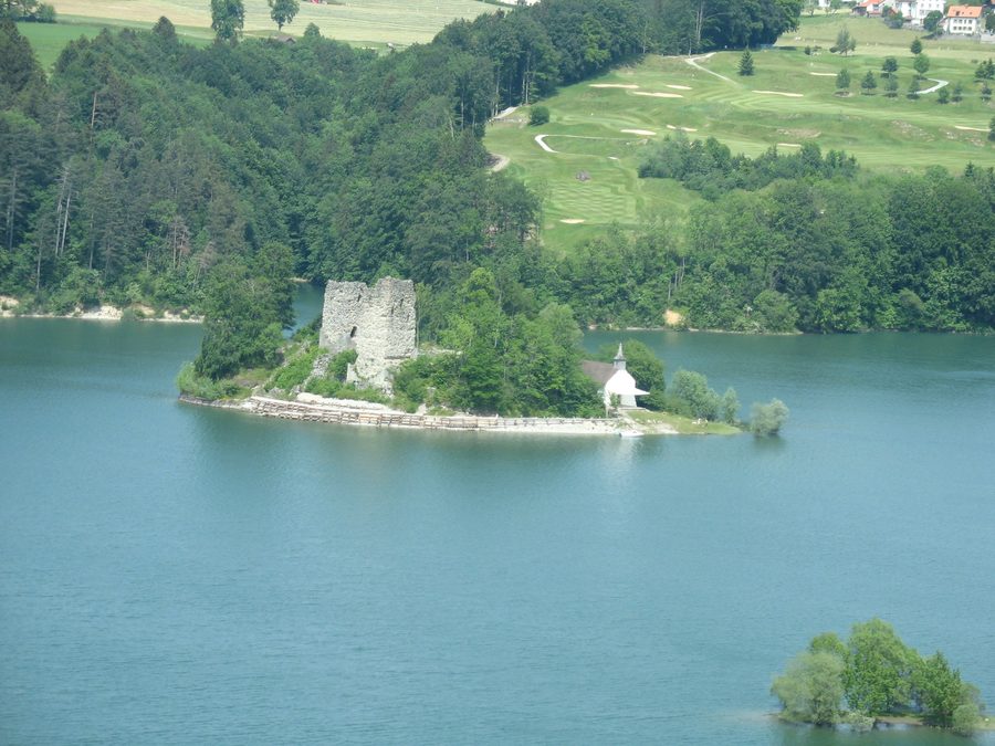 Île d’Ogoz con torri medievali e cappella nel Lac de la Gruyère