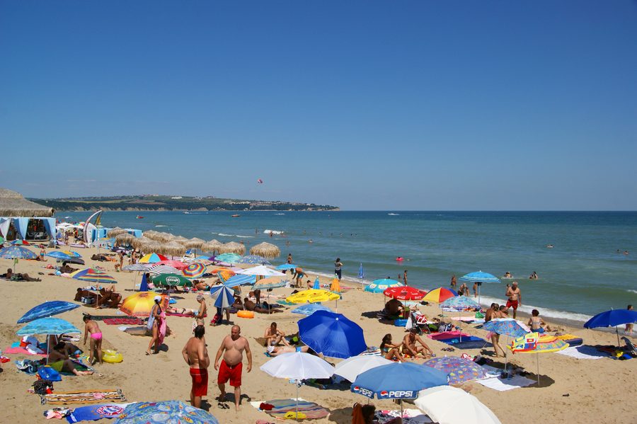 Spiaggia sabbiosa di Obzor sulla costa bulgara del Mar Nero con vista verso Byala