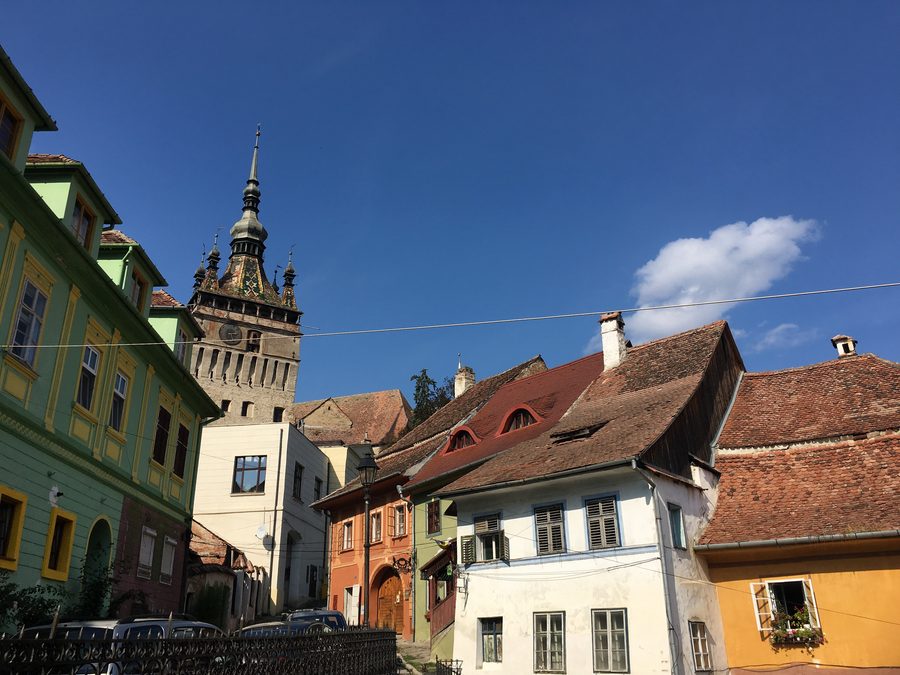 Centro storico di Sighișoara con edifici medievali e strada