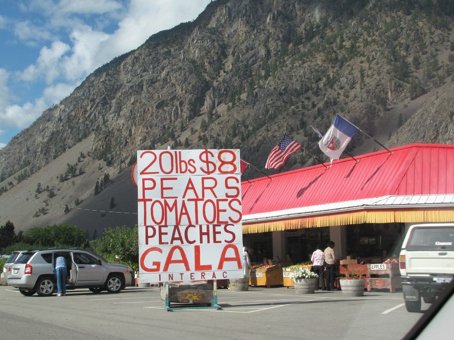Un chiosco di frutta a Keremeos nella Similkameen Valley.