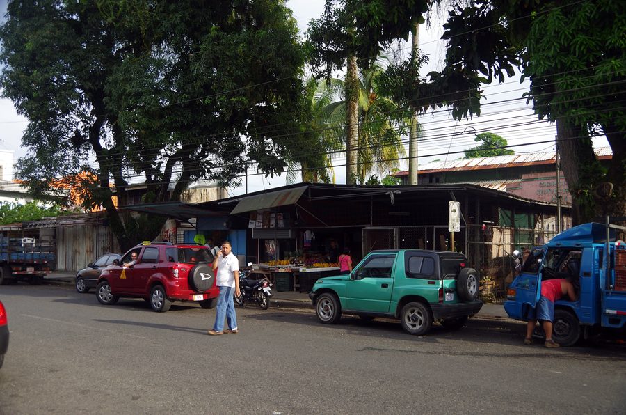 Scena stradale sull’Avenida al mercato di Limón, Costa Rica