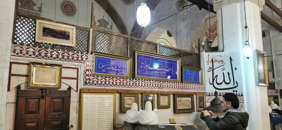 Vista esterna del Museo Mevlana a Konya con il mausoleo verde