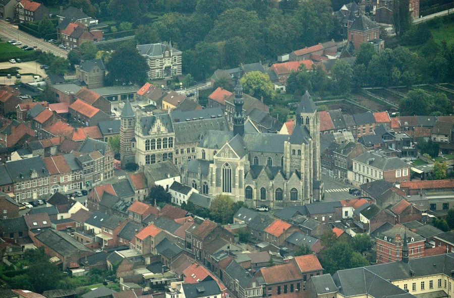 Veduta aerea del centro di Zoutleeuw con il municipio e la Sint-Leonarduskerk