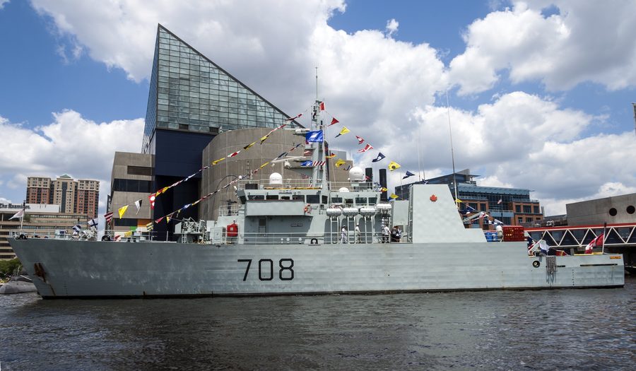 Nave nell'Inner Harbor di Baltimora con il National Aquarium sullo sfondo