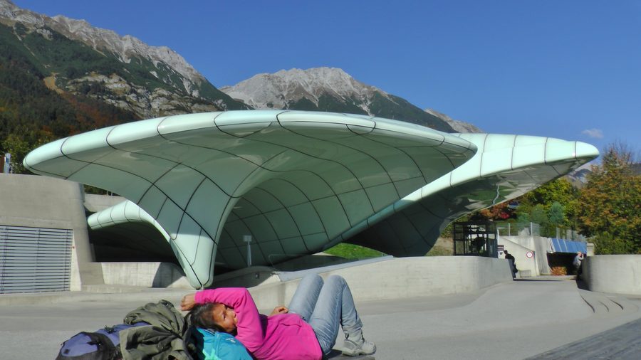 Stazione di monte della funivia Hungerburgbahn con vista sulla Rumer Spitze e sul paesaggio alpino presso Innsbruck