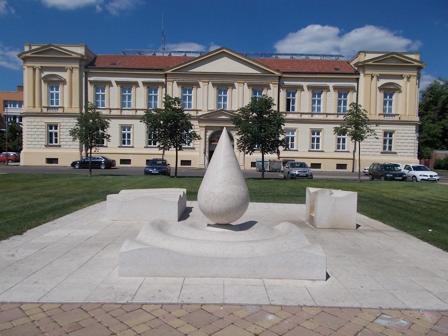 La sede della contea di Jász-Nagykun-Szolnok accanto a un parco a Szolnok.