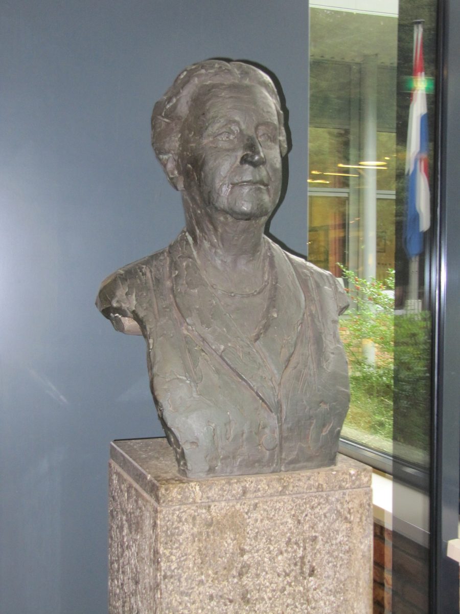 Busto della regina Guglielmina all'ingresso del National War and Resistance Museum a Overloon
