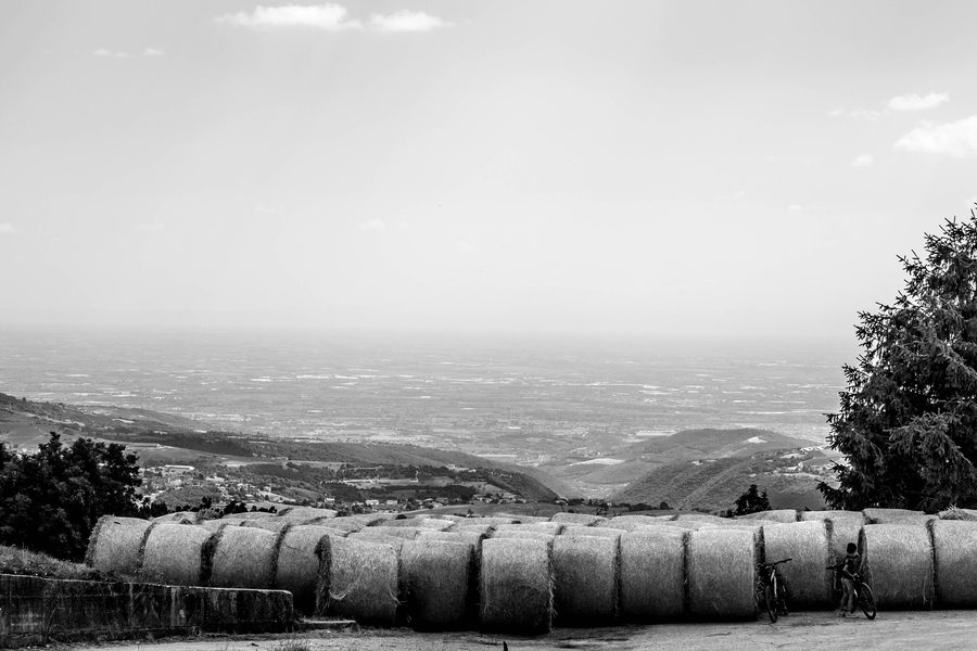 Panorama della Lessinia con paesaggio rurale d'altopiano e prati