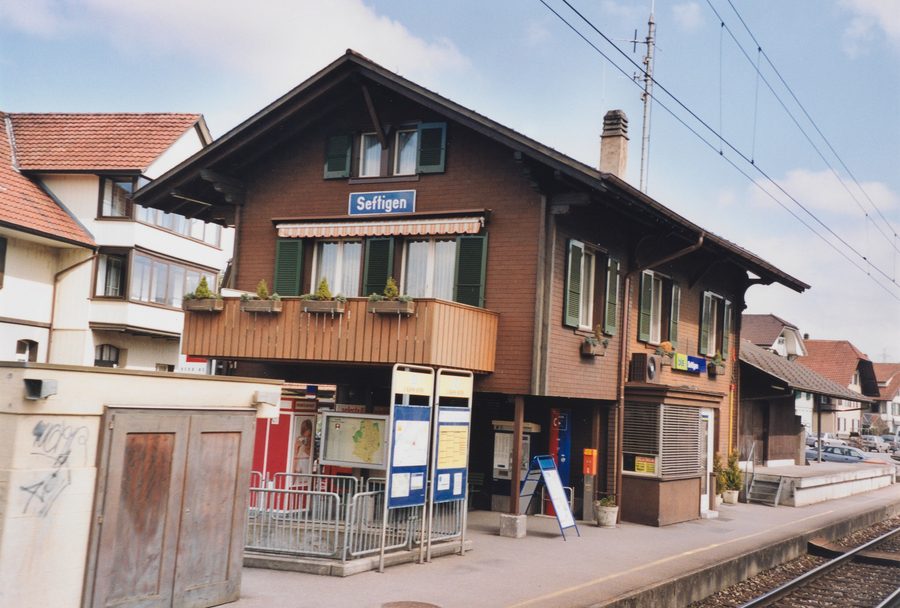 Storico edificio della stazione di Seftigen con magazzino merci sul lato ferroviario