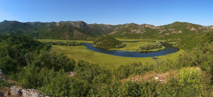 Marcata ansa del fiume Crnojević tra verdi pendii carsici