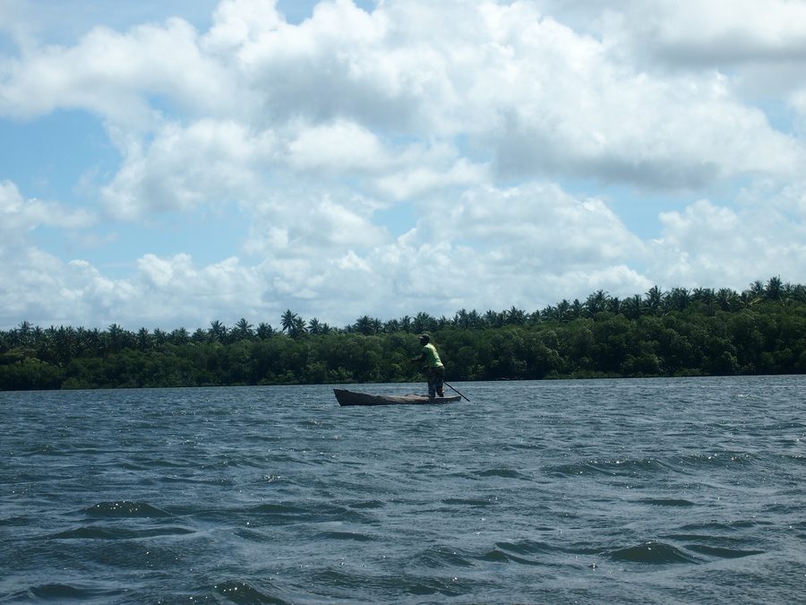 Mida Creek presso Watamu con l’alta marea e dei pescatori