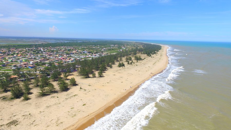 Spiaggia di Farol de São Thomé con il faro storico a Campos dos Goytacazes