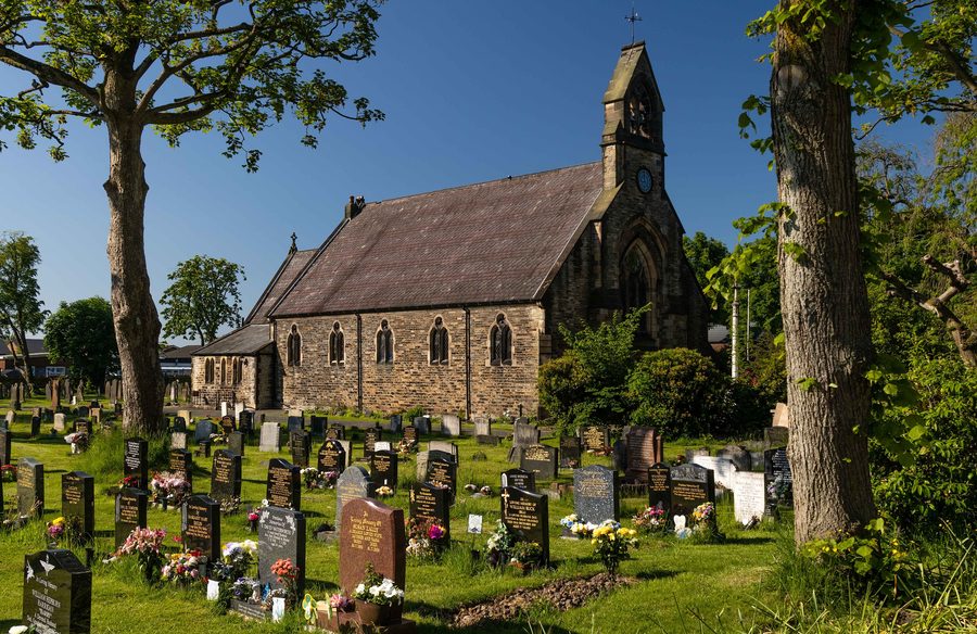 Facciata orientata a est della Saint Mary's Parish Church a Lowton Common, Greater Manchester