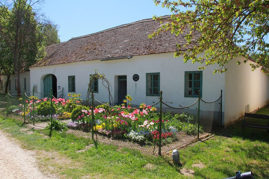 Municipio con giardino antistante nel villaggio museo di Niedersulz nel Weinviertel
