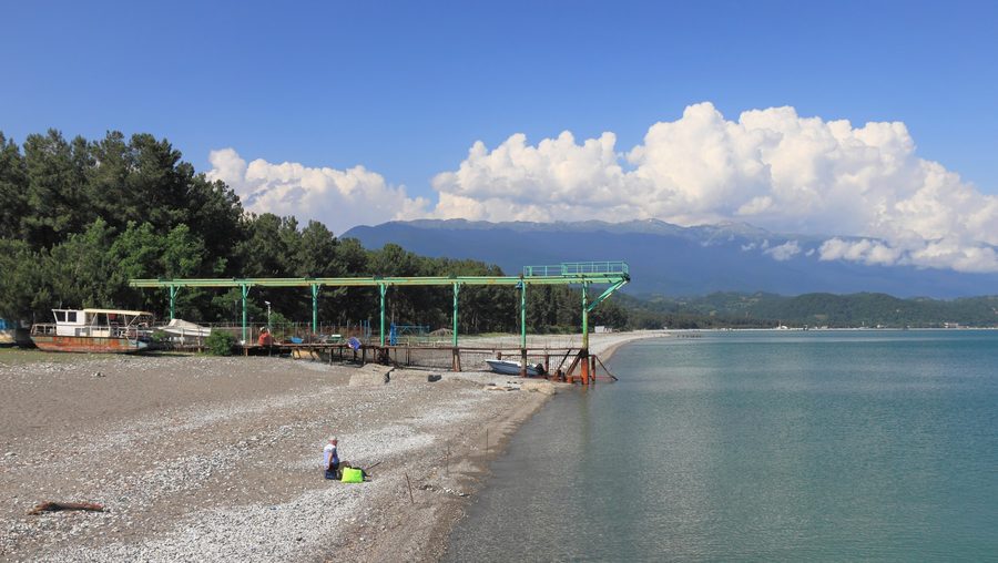 Spiaggia di Pizunda sulla costa del Mar Nero