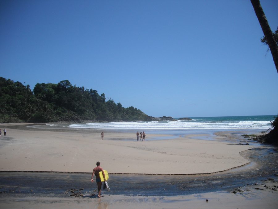 Praia da Engenhoca a Itacaré con spiaggia e pendii boscati