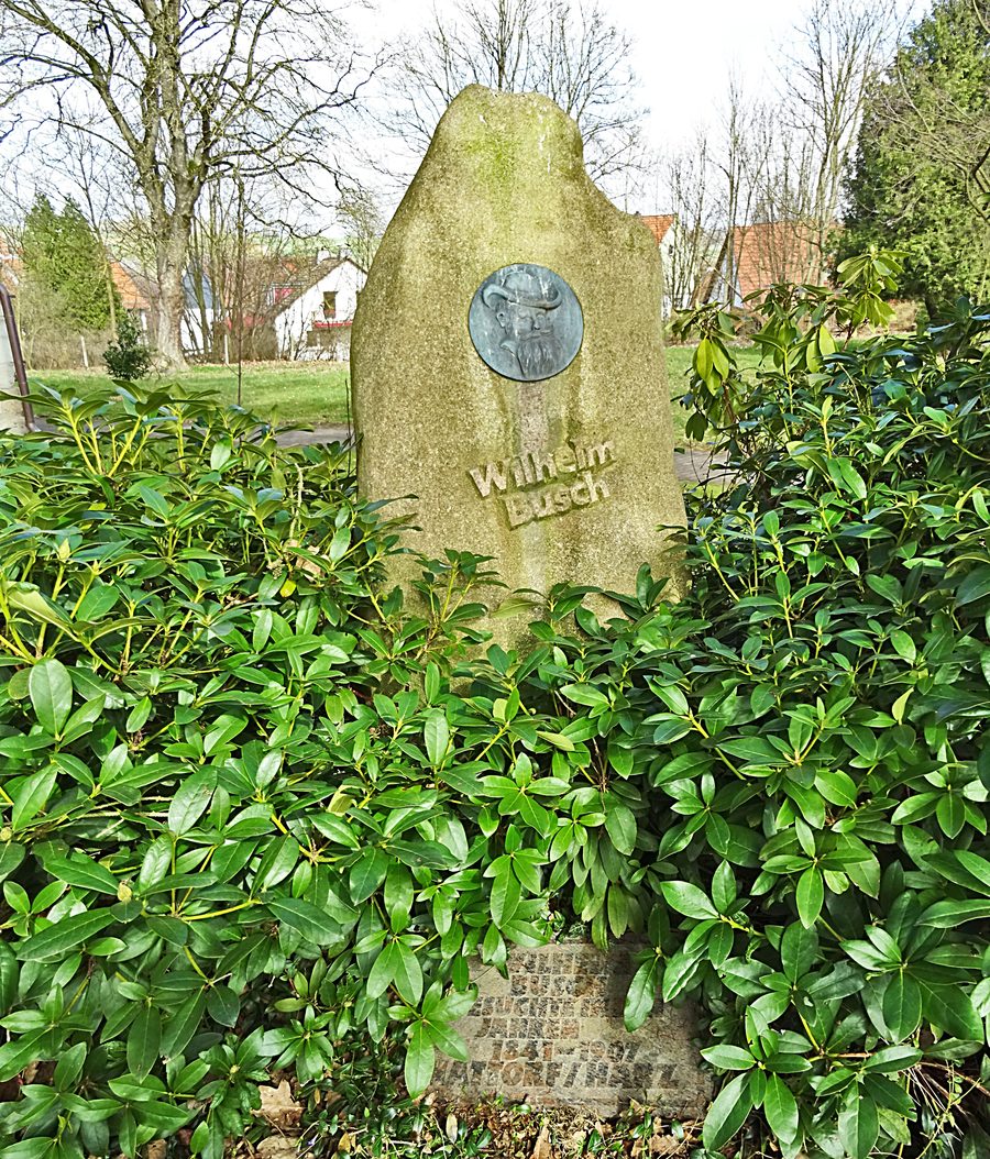 Pietra commemorativa per Wilhelm Busch nel sagrato di San Pankratius a Hattorf am Harz