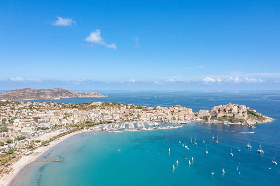Veduta aerea del porto e della cittadella di Calvi in Corsica