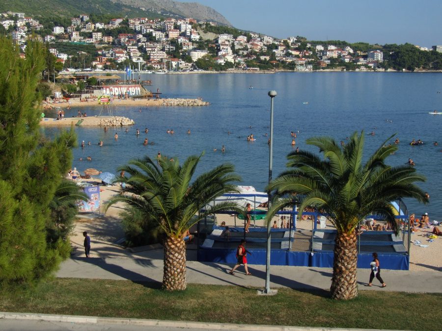 Spiaggia a Stobreč sulla costa adriatica croata