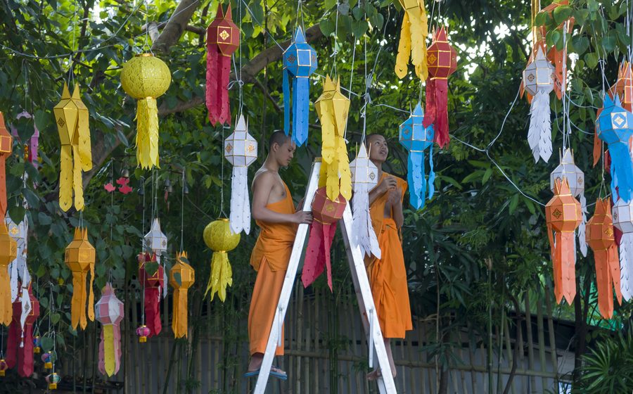 Installazione di lanterne in un tempio buddhista a Chiang Mai