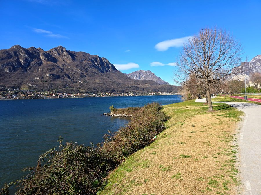Vista del Lago di Garlate e del Monte Barro presso Lecco