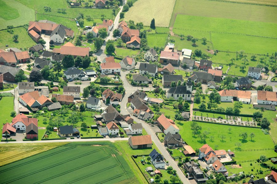 Ripresa aerea di Leitmar nella regione del Sauerland con la chiesa di St. Sturmius