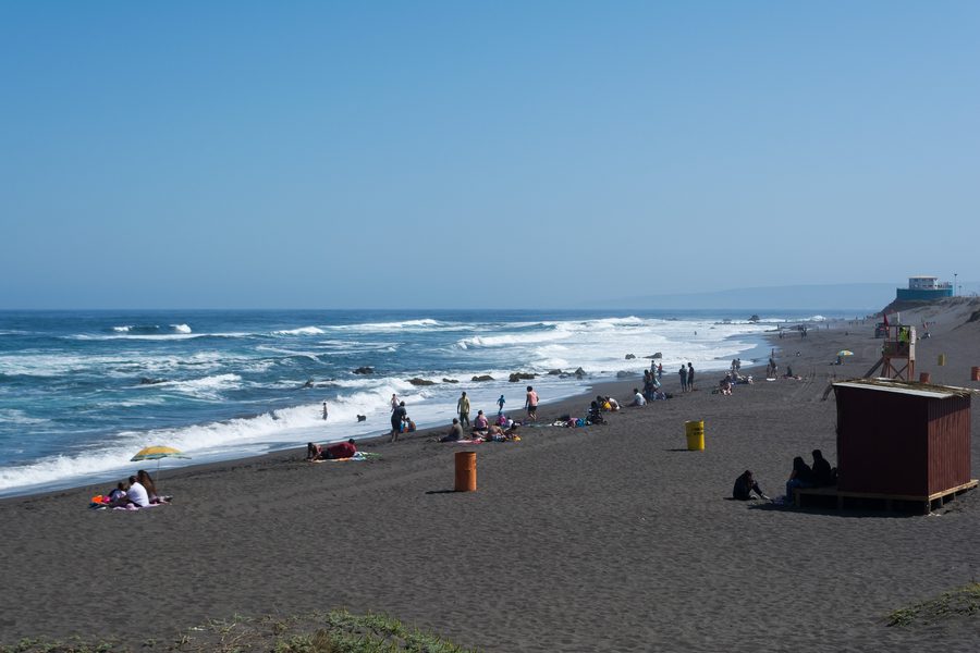 Spiaggia vicino a Pichilemu sulla costa di O'Higgins