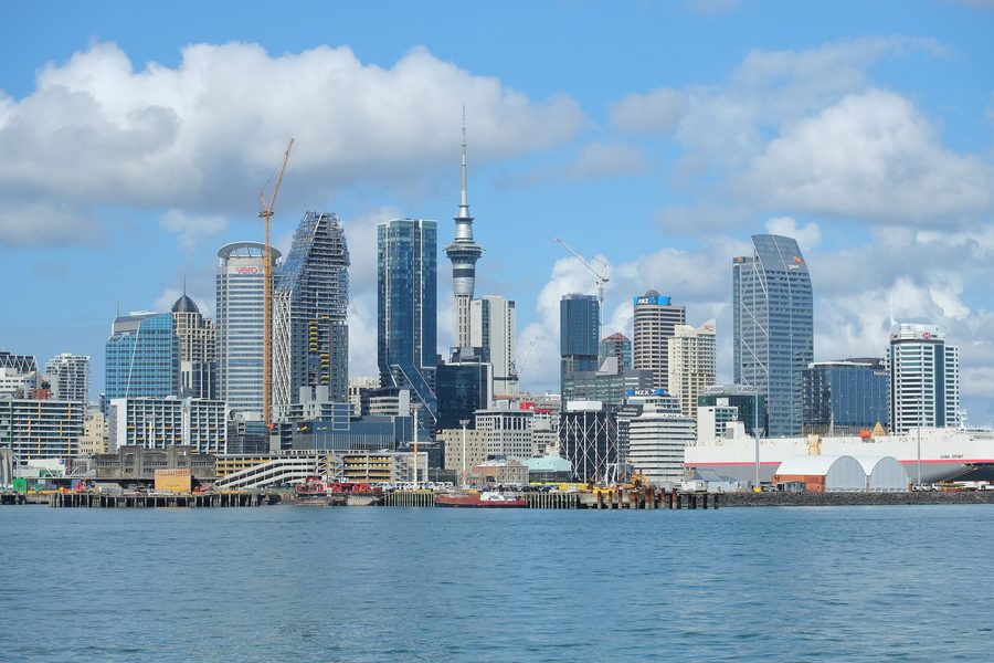 Skyline del CBD di Auckland con la Sky Tower accanto al Waitematā Harbour.