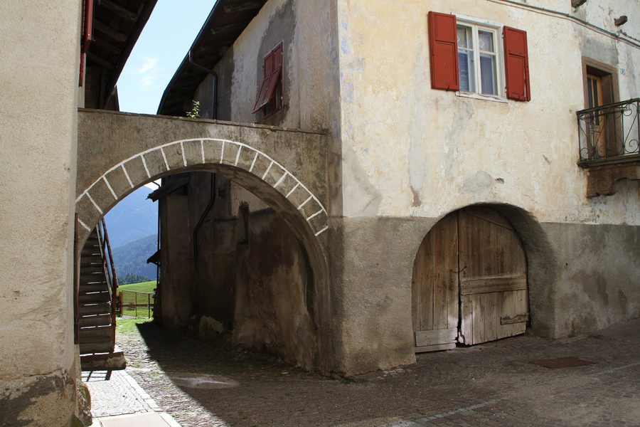 Altrei con un antico maso in Dr.-Josef-Noldin-Straße