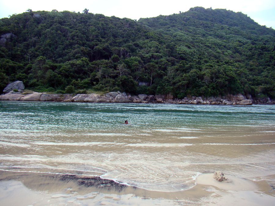 Paesaggio di Guarda do Embaú, con la spiaggia e il Rio da Madre, a Palhoça, Santa Catarina