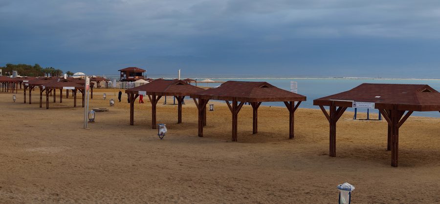 Litorale del Mar Morto a Ein Bokek con montagne desertiche sullo sfondo