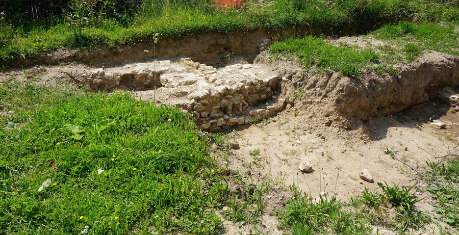 Resti murari del castello di Binzen rinvenuti durante i lavori di costruzione