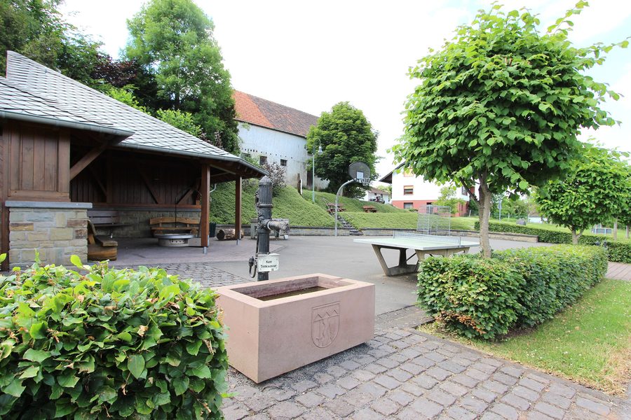 Spazio comunitario con fontana e barbecue in Ormonter Straße e Dorfstraße a Kerschenbach