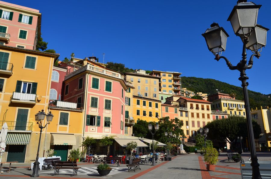 Piazza XXVII Dicembre a Zoagli, Liguria, Italia