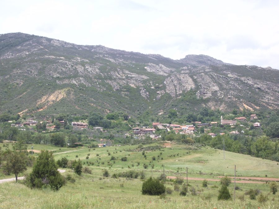 Vista generale del villaggio di Almiruete dalla strada di accesso