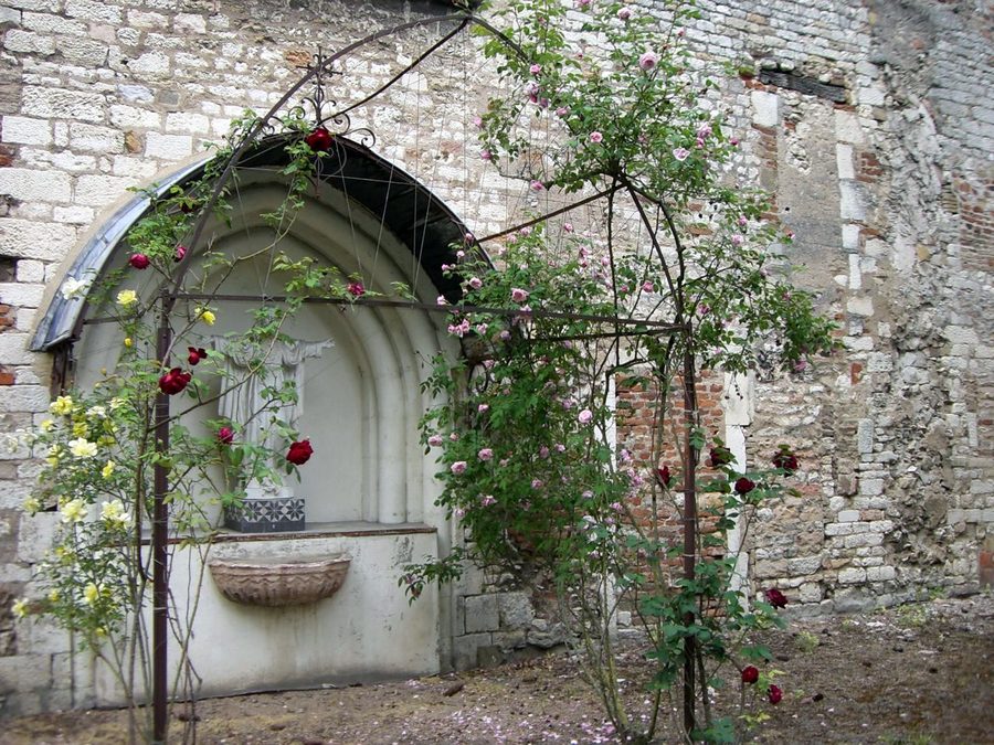 Parete esterna destra della chiesa priorale di Saint-Marcel presso Chalon-sur-Saône