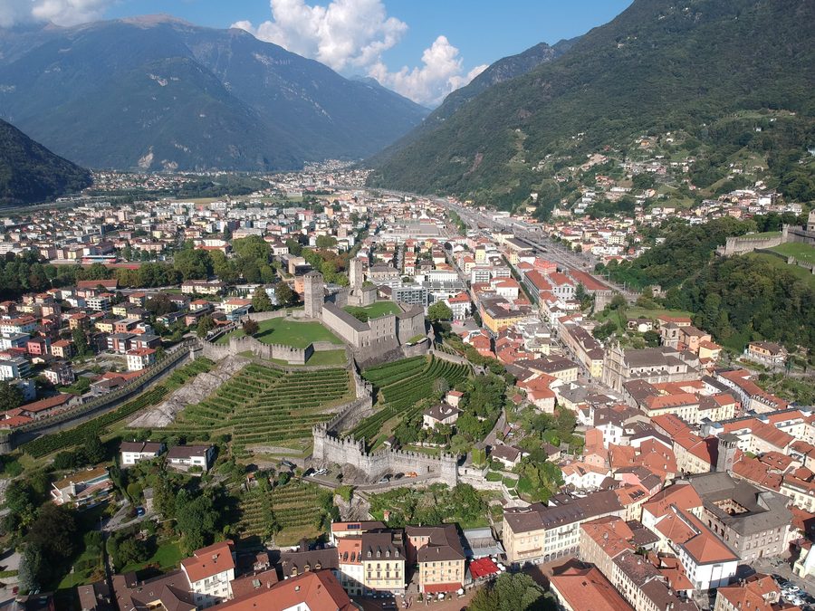 Veduta aerea del centro storico di Bellinzona con Castelgrande