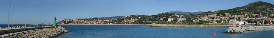Panorama di Imperia con Porto Maurizio e Oneglia sulla costa ligure
