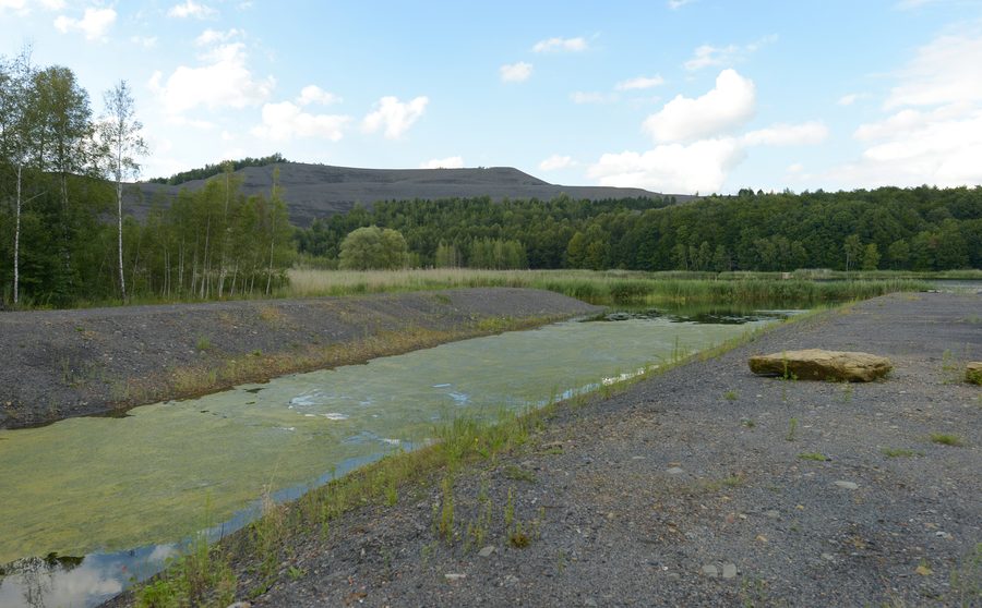 Vista sullo stagno Kohlbachtalweiher verso la discarica mineraria di Göttelborn presso Quierschied nel Regionalverband Saarbrücken