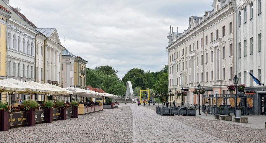 La piazza del Municipio di Tartu con vista sul ponte Kaarsild