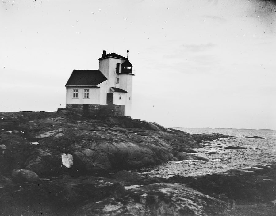 Paesaggio costiero presso Børøyholmen a Hitra con faro