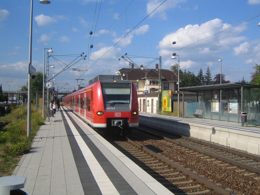 Stazione di Bad Schönborn-Kronau con un treno della Rhein-Neckar-S-Bahn in arrivo