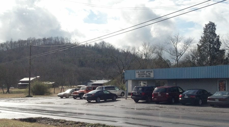 Ufficio postale di Heiskell, Tennessee, con uno sfondo a vocazione agricola