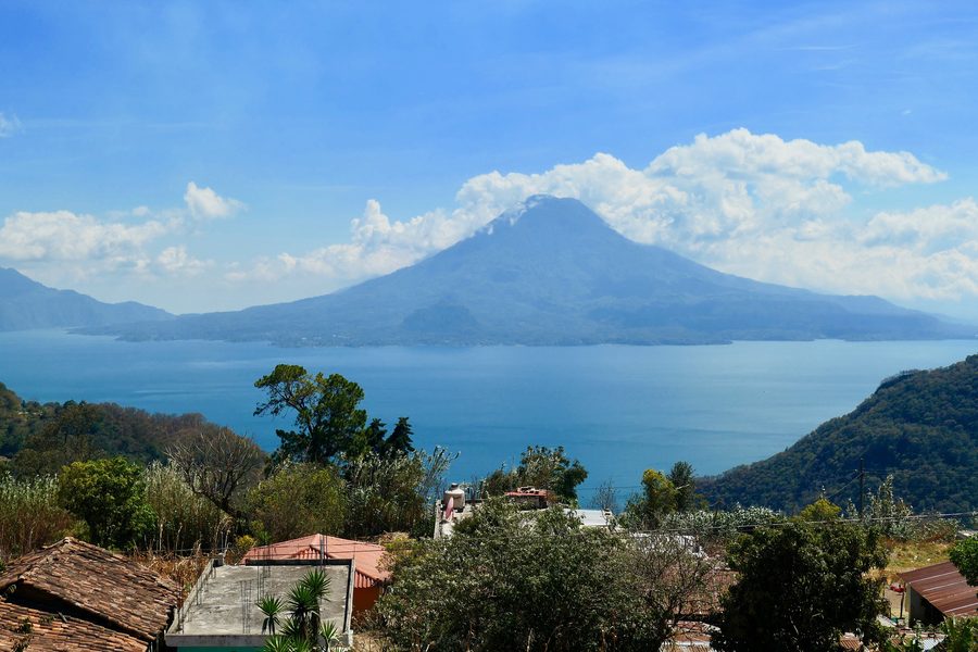 Lago Atitlán con vulcani e località sulla riva