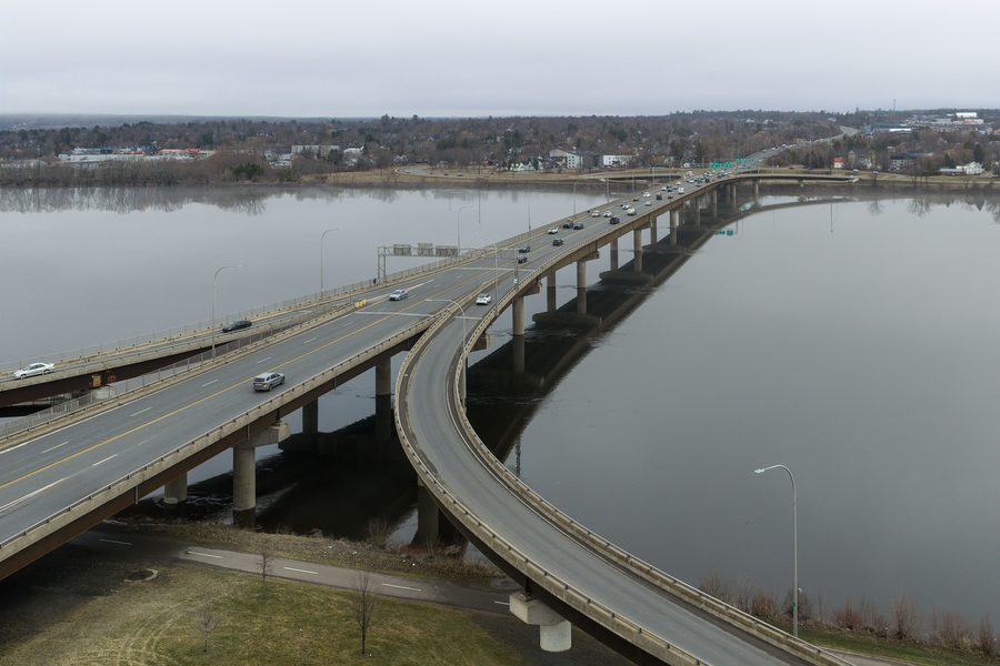 Westmorland Street Bridge sul Saint John River a Fredericton alla luce del giorno.