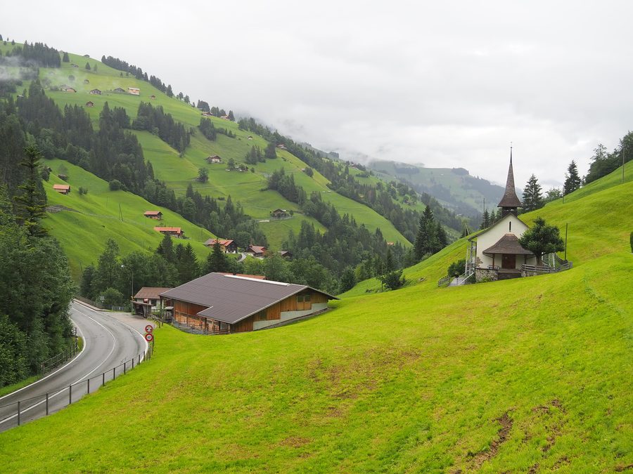 Vista su Achseten con la chiesa riformata