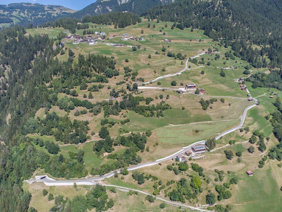 Il villaggio di Trans nel paesaggio del Domleschg nei Grigioni
