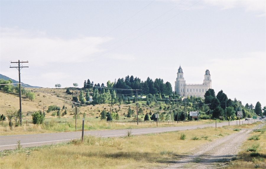 Manti Temple nello Utah visto da lontano con paesaggio montano sullo sfondo
