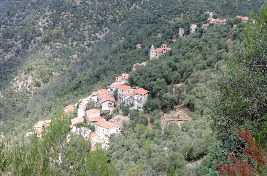Vista su Collabassa nel comune di Airole in Liguria